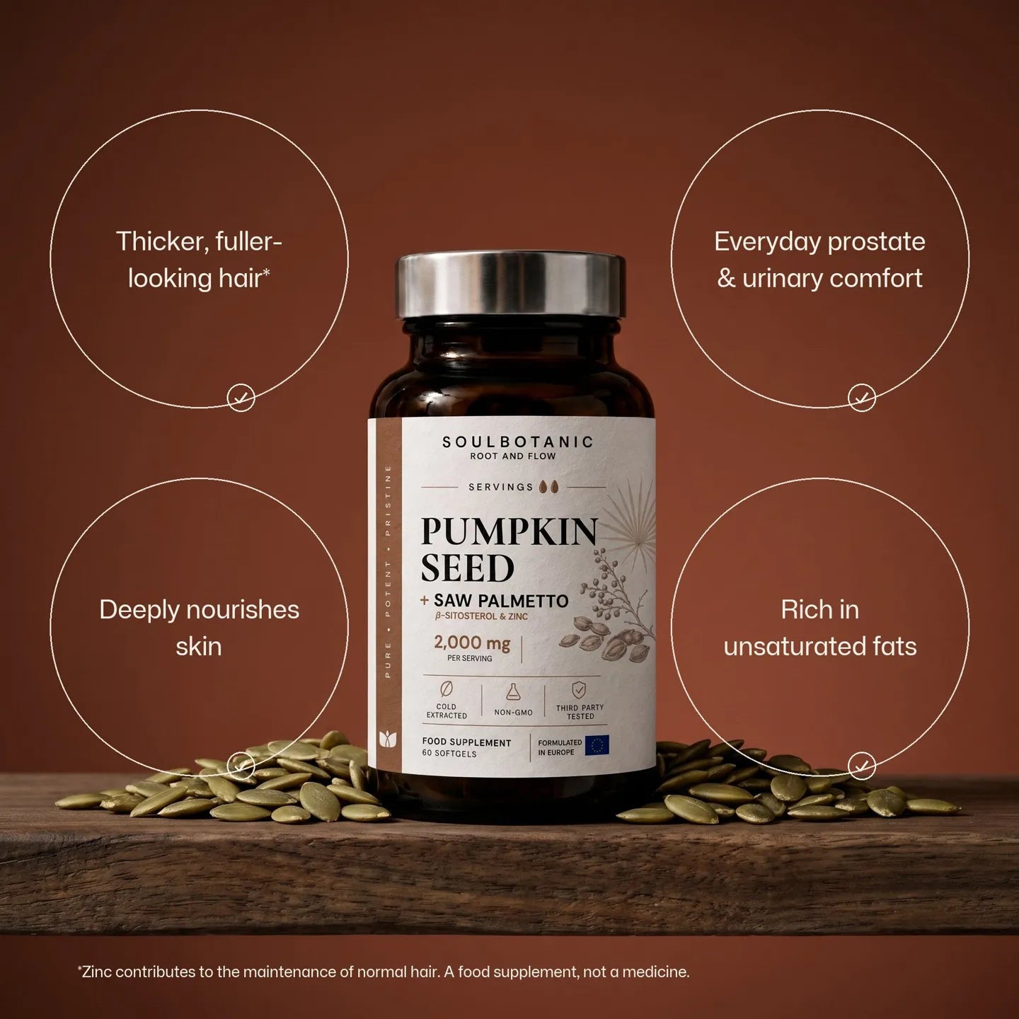 Flacon de Soulbotanic « Graines de citrouille + Palmier nain » posé sur du bois de noyer patiné, entouré de graines de citrouille, et encadré par quatre mentions des bienfaits : des cheveux plus épais et d’apparence plus volumineuse ; un confort quotidien au niveau de la prostate et des voies urinaires ; une nutrition en profondeur de la peau ; riche en acides gras insaturés.