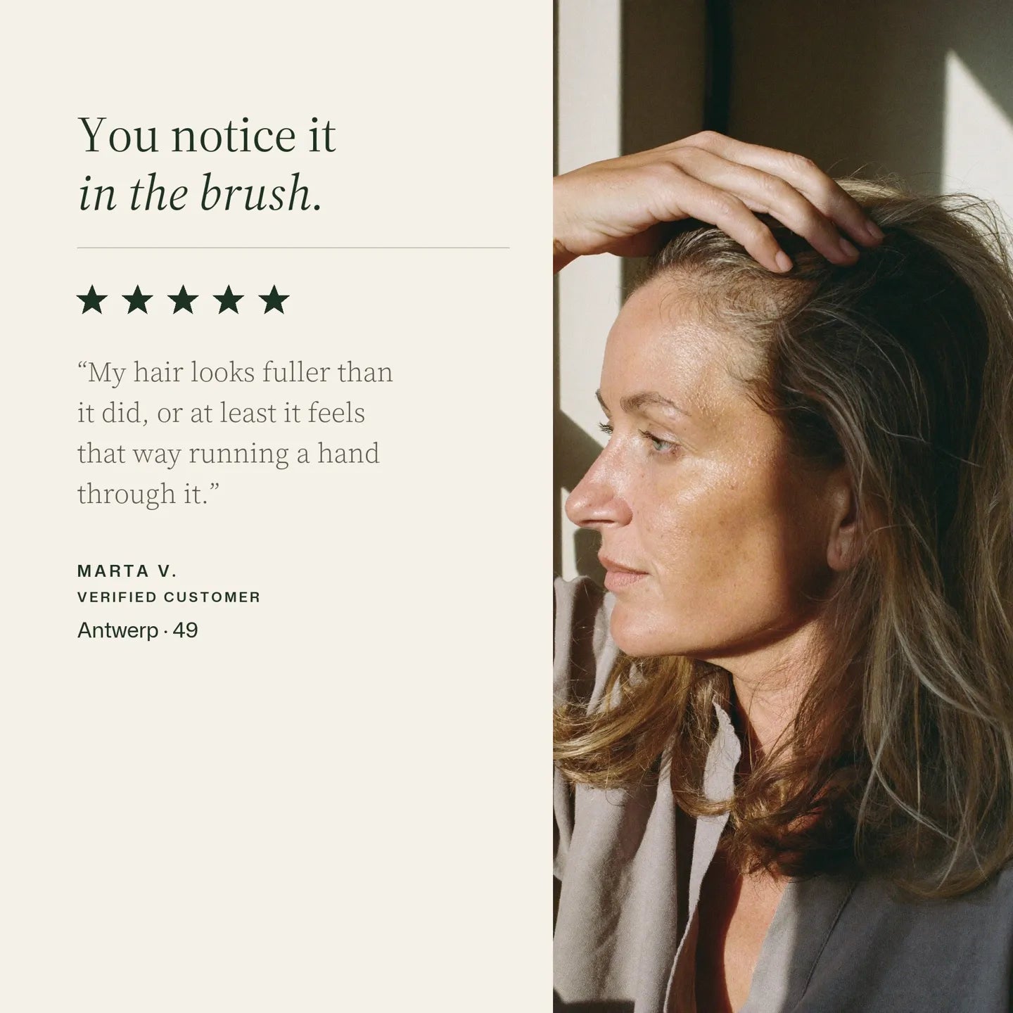 Illustration représentant un témoignage cinq étoiles avec la mention « Mes cheveux semblent plus volumineux qu’avant, ou du moins c’est l’impression que j’ai en passant la main dedans », à côté d’une femme près d’une fenêtre de cuisine ensoleillée, passant la main dans ses cheveux.